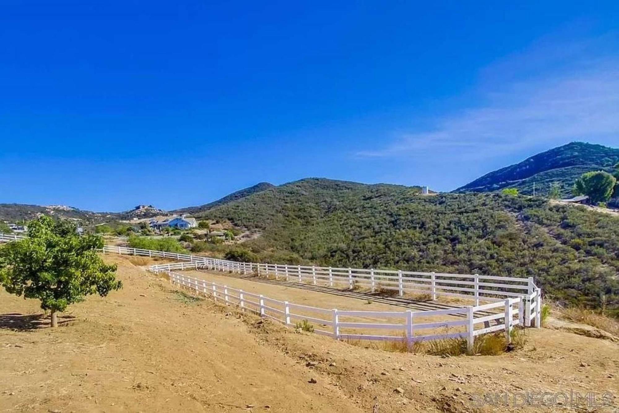 Private Home On 10 Acres - Heated Salt Pool & Jacuzzi, Mountain & City Views, Horseshoes, Basketball, Bbq, Golf Putting, Foosball, Croquet, Bose Stereo, White Cotton Bedding - Hilltop Hacienda, Pool Heat Optional Jamul 외부 사진