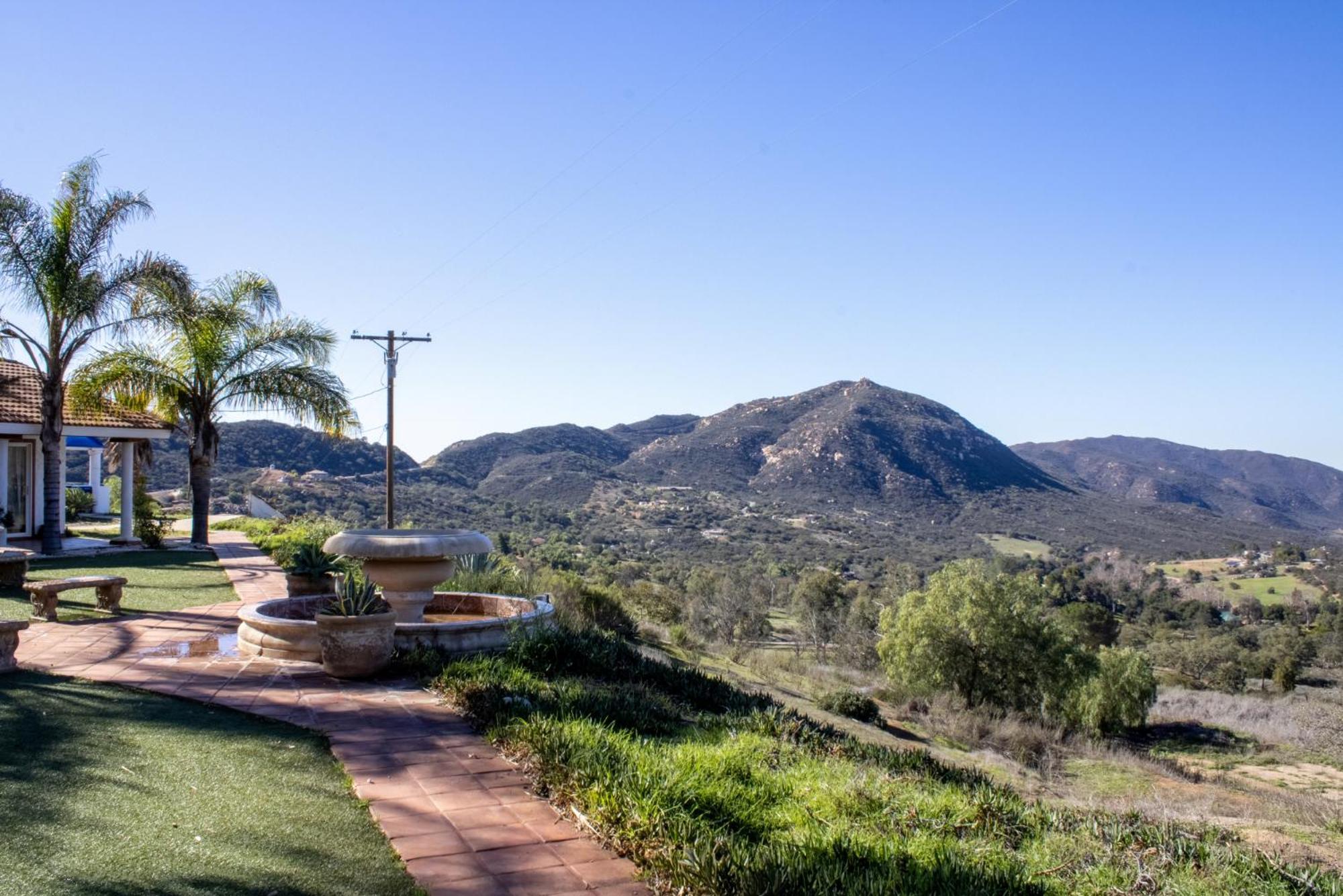 Private Home On 10 Acres - Heated Salt Pool & Jacuzzi, Mountain & City Views, Horseshoes, Basketball, Bbq, Golf Putting, Foosball, Croquet, Bose Stereo, White Cotton Bedding - Hilltop Hacienda, Pool Heat Optional Jamul 외부 사진